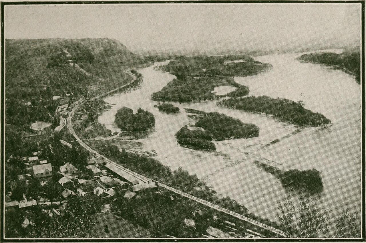 Escorted tours to Yellowstone Park via Gardiner Gateway - original and northern entrance (1914) (14778892073), illustrative activity photo