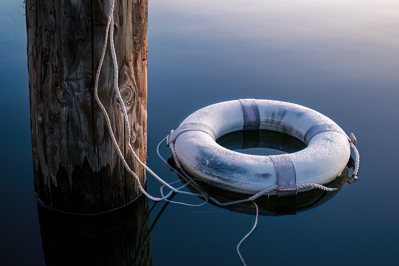 Frost-covered lifebuoy, Lake Siskiyou — illustrative photo, not partner inventory