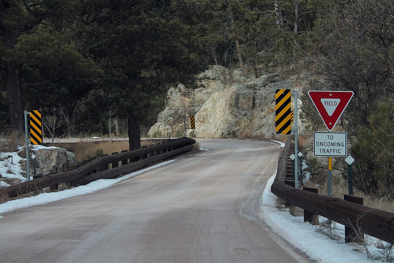 SD87 North - Yield on Pigtail Bridge, illustrative activity photo