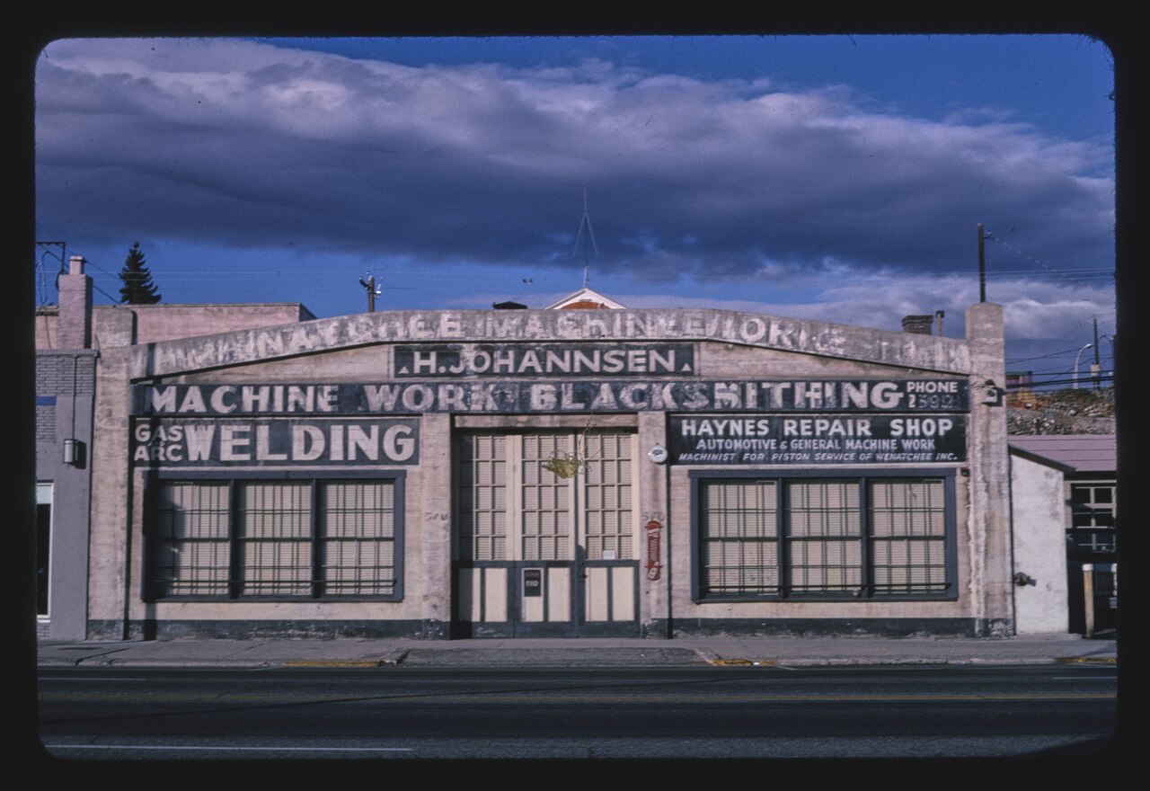 Haynes Repair Shop, Wenatchee Avenue, Wenatchee, Washington LCCN2017703231, illustrative activity photo