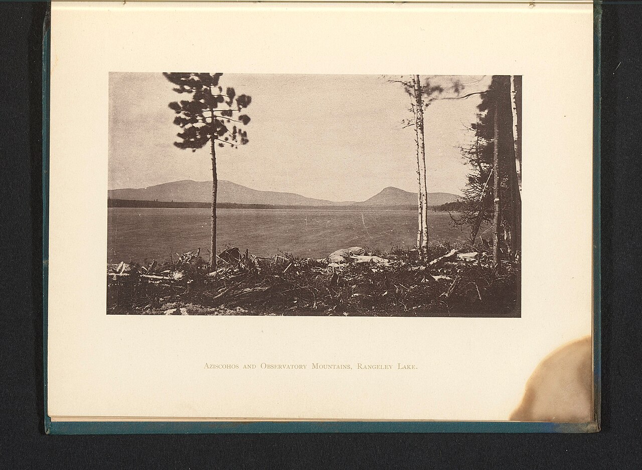 Gezicht op Aziscohos en Observatory Mountain, met op de voorgrond Rangeley Lake in Maine Aziscohos and Observation Mountains, Rangeley Lake (titel op object), RP-F-2001-7-982-16, illustrative activity photo