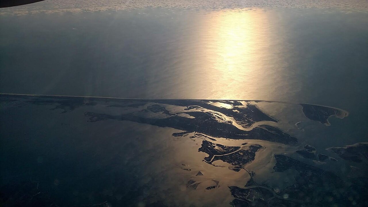 Aerial of Chincoteague and Assateague 35000ft TammyWeidman (34297442521), illustrative activity photo